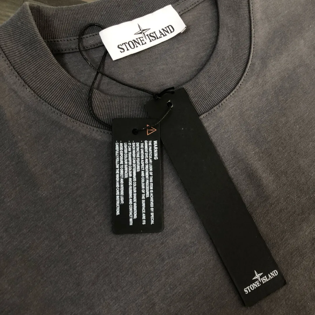 P150 A⭐️Stone Island Latest Couple Style Round Neck Short Sleeve Couple T-shirt ~ Spring and Summer New Product High Quality 🔥🔥Customized Unique Compass Logo Embroidery Logo Embellishment ~ Fashionable and Versatile Trendy Style Customized Imported Fabrics! Comfortable to wear, breathable, fashionable without losing personality, the upper body is casual and casual, handsome and stylish, showing the temperament of a big brand. All three standards are complete! ! Color: Black White Dark Gray Brown Size: SMLXLXXL